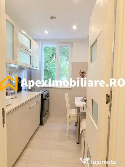 Apartament cu 3 camere semidecomandat în Central