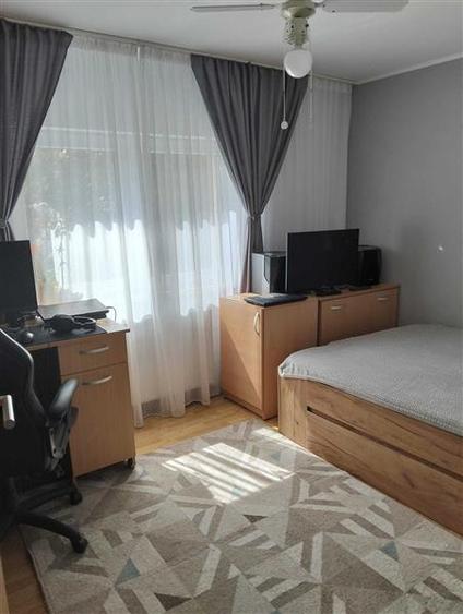 Apartament cu 3 camere semidecomandat, mobilat în Dâmbovița