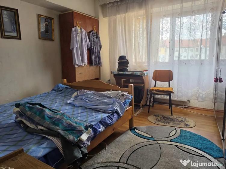Apartament cu 3 camere decomandat în Central