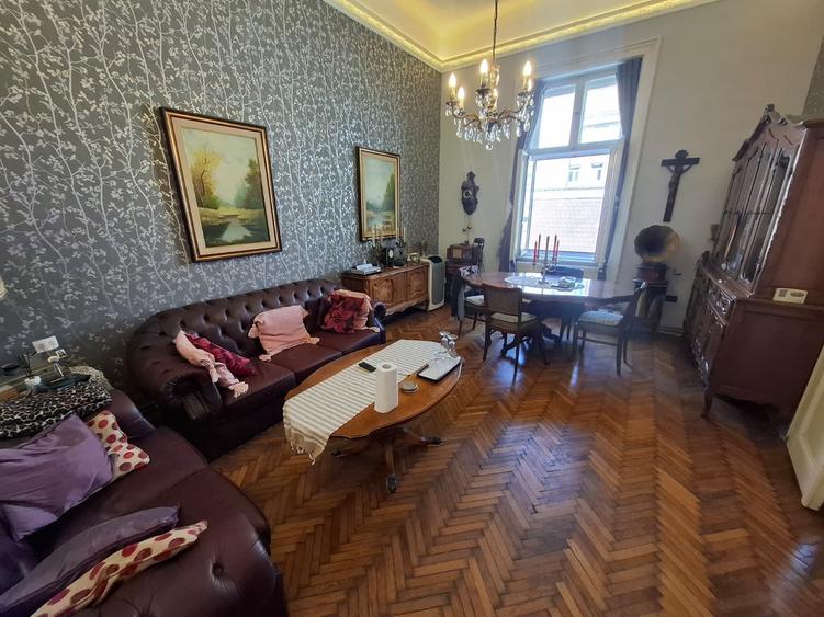Apartament cu 3 camere semidecomandat în Central