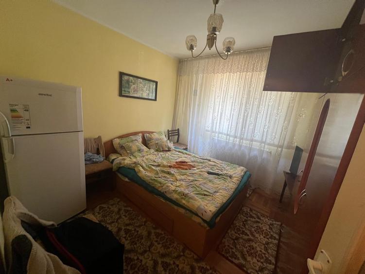 Apartament cu 3 camere semidecomandat în Micro 38