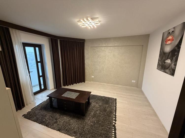 Apartament cu 4 camere decomandat în Central