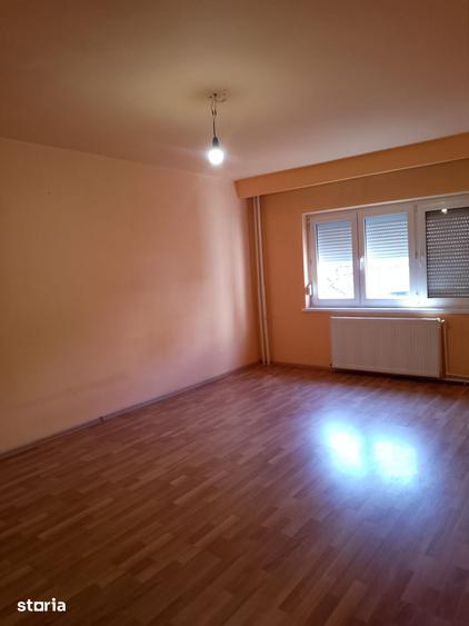 Apartament cu 2 camere decomandat în Calarași 4
