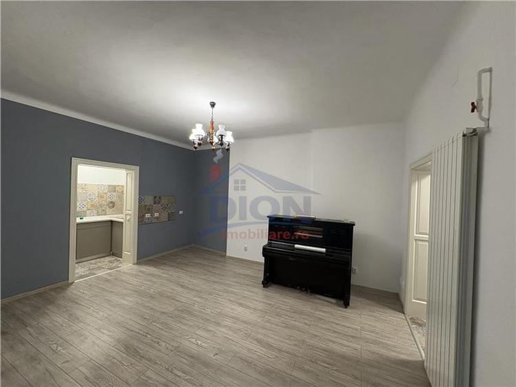 Apartament cu 3 camere semidecomandat în Universitate