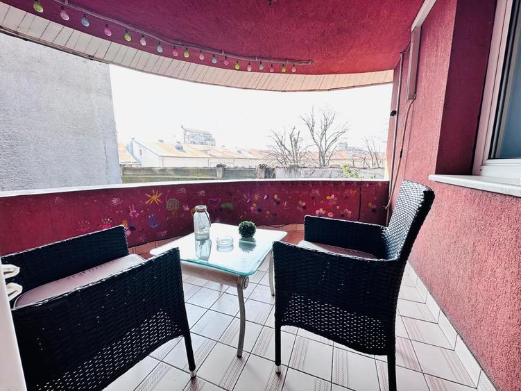Casă individuală cu 8 camere cu Canalizare în Romană