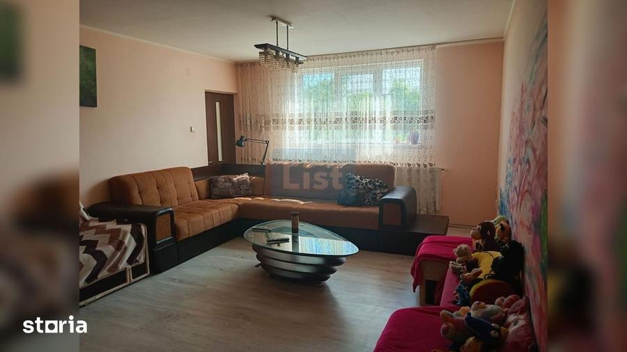 Casă cu 6 camere cu Teren 1000 Mp în Vădeni