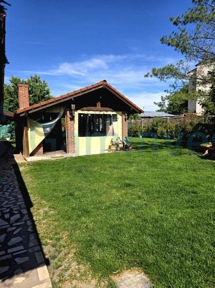 Casă individuală cu 8 camere cu Canalizare în Sânmartin