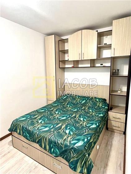 Apartament cu 3 camere semidecomandat în Milcov