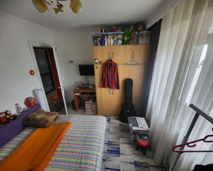 Apartament cu 3 camere decomandat, mobilat în Mioriței