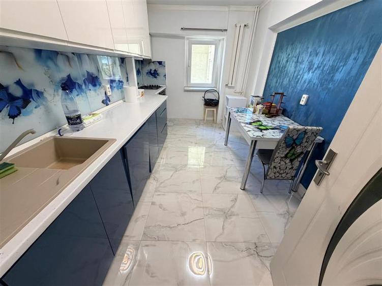 Apartament cu 3 camere decomandat, mobilat în Dacia