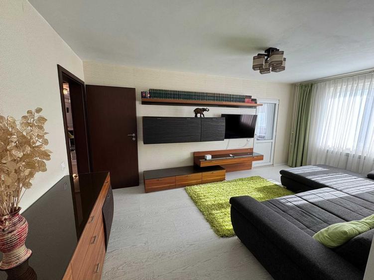 Apartament cu 4 camere decomandat în Crângași