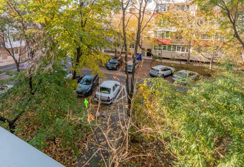 Apartament cu 3 camere decomandat, mobilat în Berceni