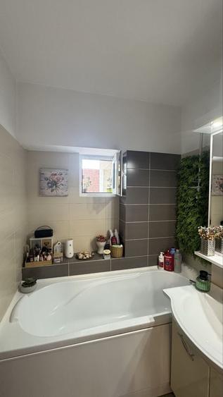 Apartament cu 3 camere decomandat, mobilat în Nicolina