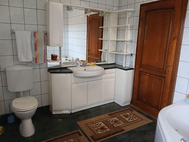 Casă cu 4 camere decomandat în Central