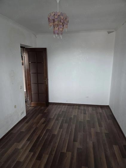 Apartament cu 3 camere semidecomandat în Bucium