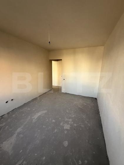Apartament cu 3 camere semidecomandat în Florești