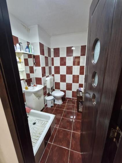 Apartament cu 4 camere semidecomandat în Berceni