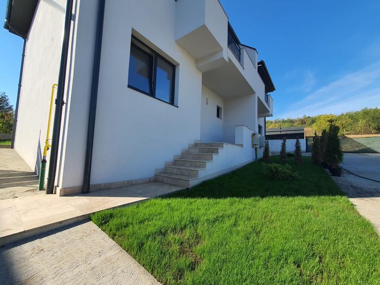 Duplex cu 4 camere cu Canalizare în Bucium