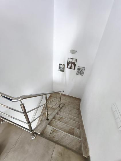 Casă cu 5 camere cu Teren 300 Mp în Mihai Bravu