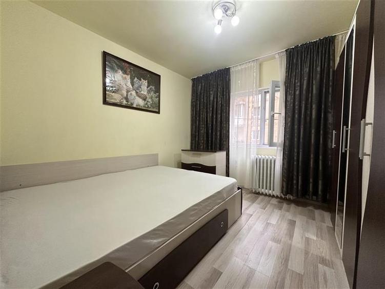 Apartament cu 3 camere semidecomandat în Lipovei