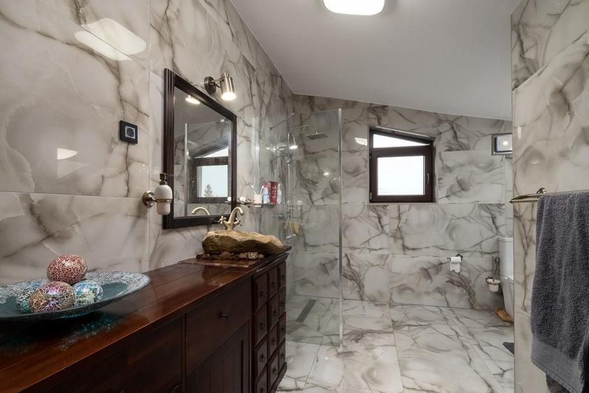 Casă individuală cu 6 camere cu Piscina în Puchenii Mari