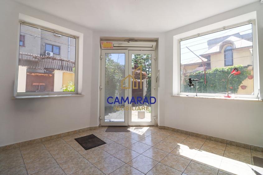 Casă individuală cu 9 camere cu Canalizare în Tei