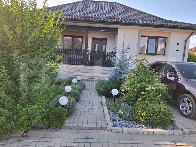 Casă individuală cu 4 camere cu Teren 400 Mp în Periferie