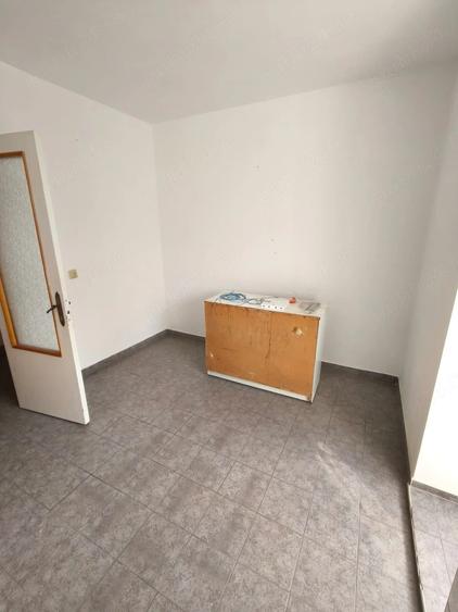 Apartament cu 3 camere semidecomandat în Viziru 1