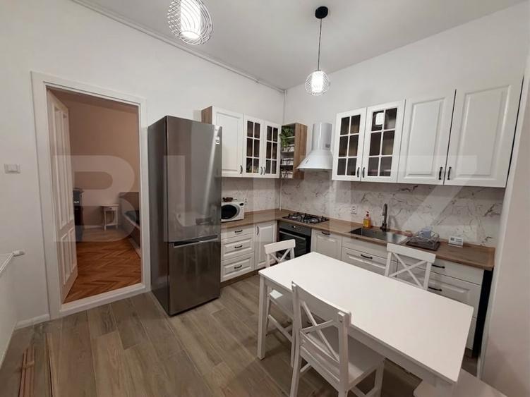 Apartament cu 3 camere semidecomandat, mobilat în Central