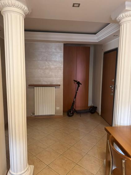 Apartament cu 3 camere semidecomandat în Berceni