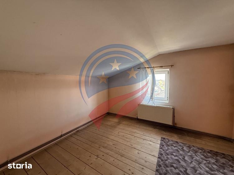 Casă cu 8 camere cu Teren 453 Mp în Central