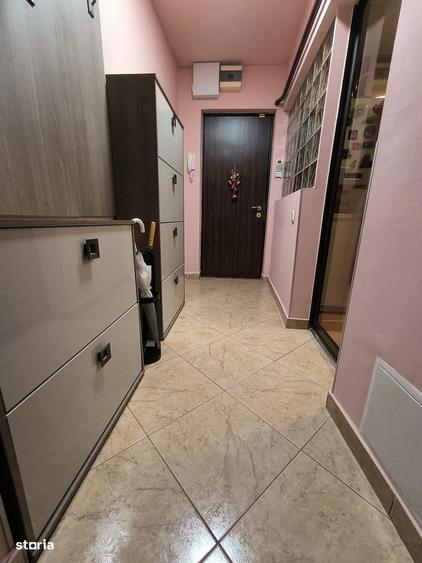Apartament cu 3 camere semidecomandat în Giulești