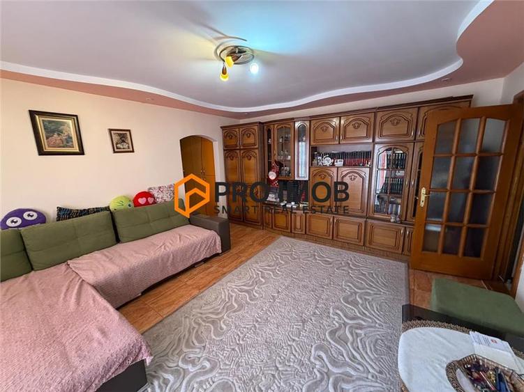 Apartament cu 3 camere decomandat, mobilat în 1 Decembrie
