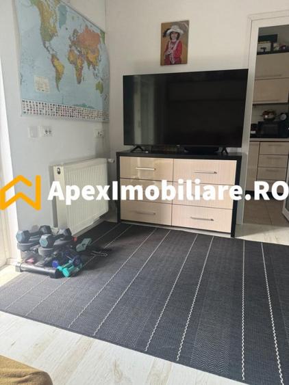 Apartament cu 3 camere semidecomandat în Ozana