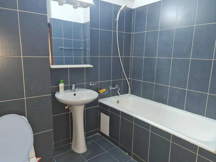 Apartament cu 3 camere semidecomandat în Tătărași
