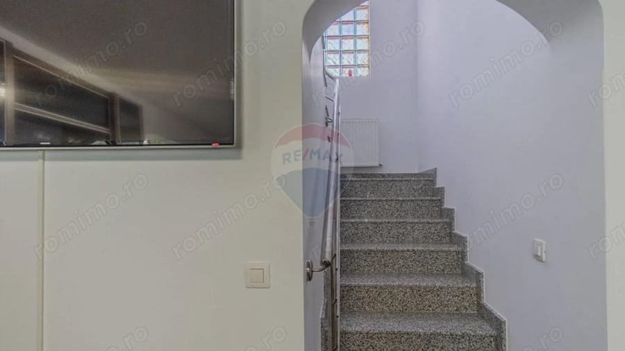 Casă cu 10 camere cu Teren 1074 Mp în Moieciu