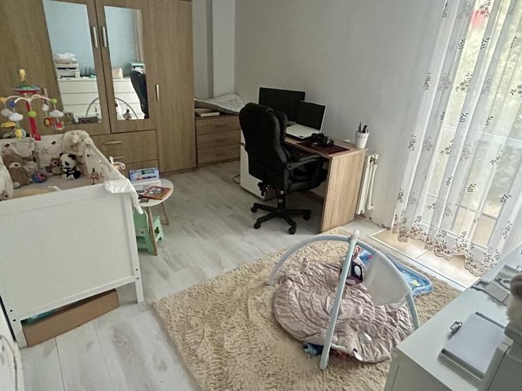Apartament cu 3 camere semidecomandat în Florești