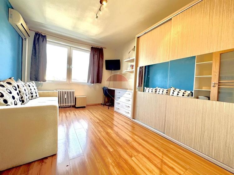 Apartament cu 3 camere semidecomandat, mobilat în Central