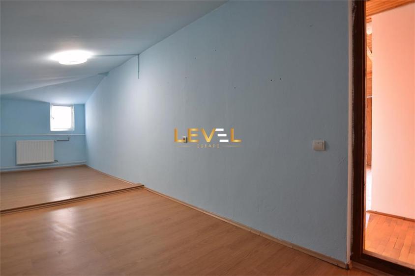 Casă individuală cu 9 camere cu Canalizare în Ultracentral
