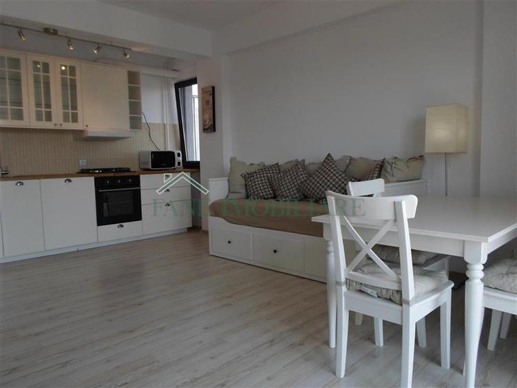 Apartament cu 2 camere semidecomandat, mobilat în Vitan