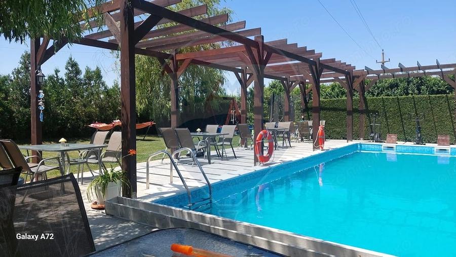 Casă cu 10 camere cu Teren 568 Mp în Corbu