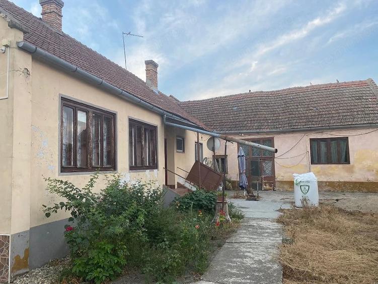 Casă cu 4 camere cu Teren 150 Mp în Cenei