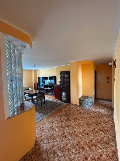 Apartament cu 4 camere decomandat în Teiu
