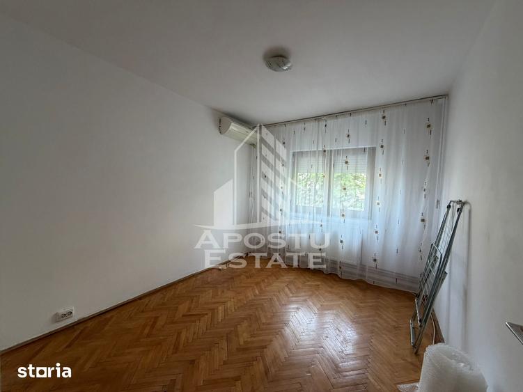 Apartament cu 3 camere decomandat în Buziașului