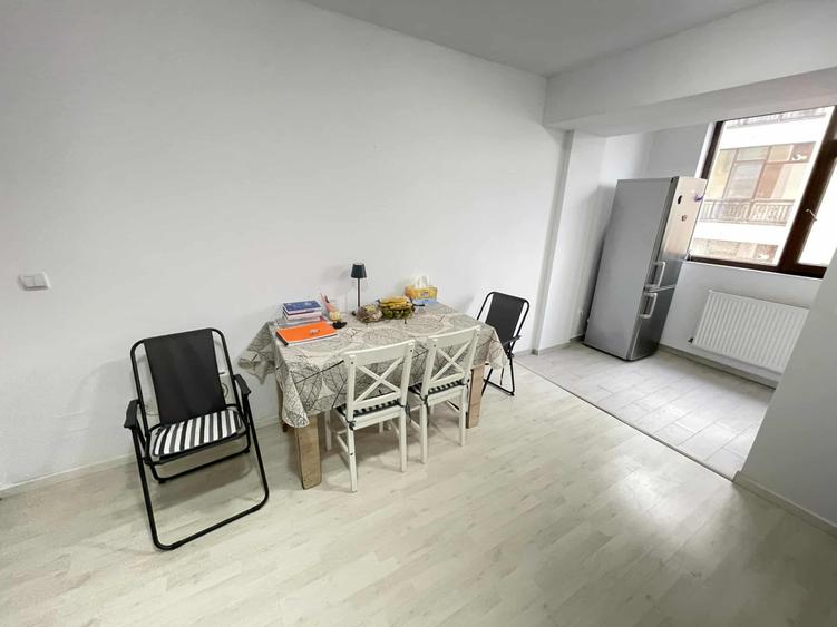 Apartament cu 2 camere semidecomandat, mobilat în Valea Adâncă