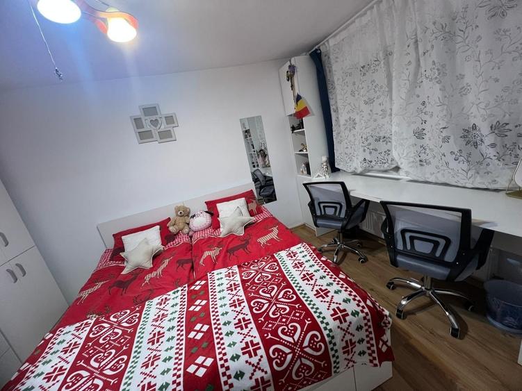 Apartament cu 3 camere decomandat în Micro 5