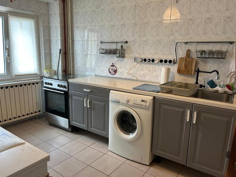 Apartament cu 4 camere decomandat în Tei