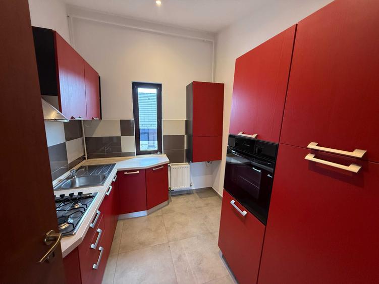 Apartament cu 3 camere semidecomandat în Central