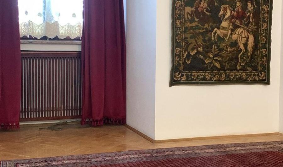 Casă cu 9 camere cu Garaj în Universitate