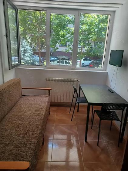 Garsonieră decomandată în Roșu